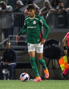 Larson em ação como titular do Palmeiras contra o Santos, no Campeonato Paulista 2026