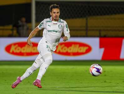 Raphael Veiga estava em campo na goleada sofrida pelo Palmeiras contra o Novorizontino