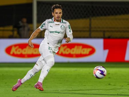 Raphael Veiga estava em campo na goleada sofrida pelo Palmeiras contra o Novorizontino