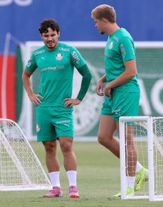 Raphael Veiga conversa com Bruno Fuchs em treino do Palmeiras
