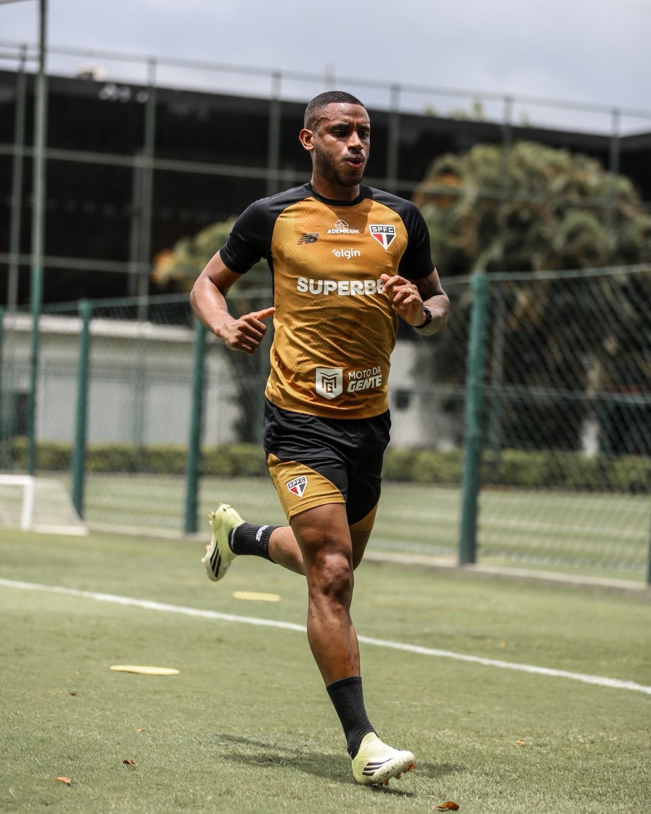 Atacante do São Paulo que teve grave lesão contra o Atlético se aproxima de retorno