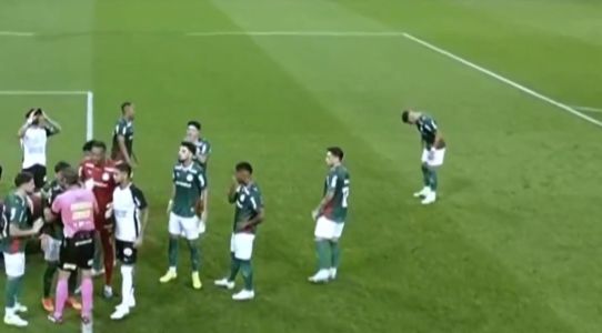 Fora da discussão dos jogadores com árbitro, Andreas Pereira 'desgasta' marca do pênalti