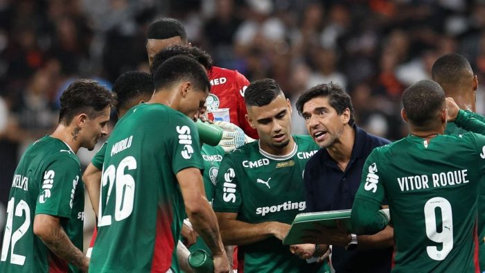 Abel Ferreira orienta jogadores do Palmeiras em clássico contra o Corinthians
