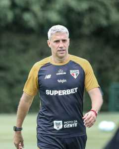 Crespo comanda última atividade antes de jogo entre São Paulo e Grêmio