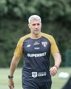 Crespo comanda última atividade antes de jogo entre São Paulo e Grêmio