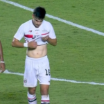 Titular do São Paulo é substituído em jogo contra o Grêmio após lesão
