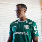Arias desembarca, posa com camisa do Palmeiras e será apresentado; veja fotos