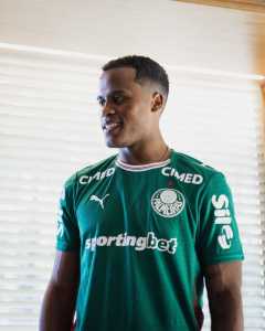 Jhon Arias veste camisa do Palmeiras pela primeira vez