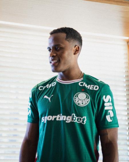 Jhon Arias veste camisa do Palmeiras pela primeira vez