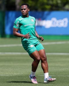 Jhon Arias é apresentado pela presidente Leila Pereira no Palmeiras