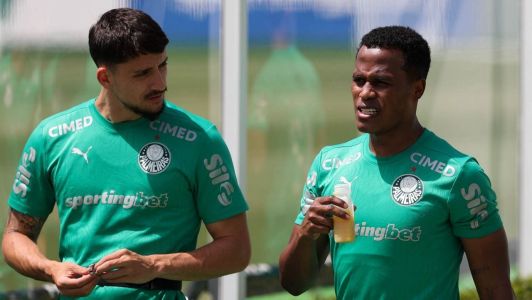 Piquerez conversa com Jhon Arias em treino do Palmeiras