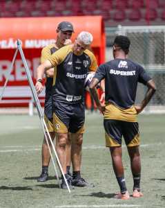 Crespo orienta São Paulo para quartas do Paulista