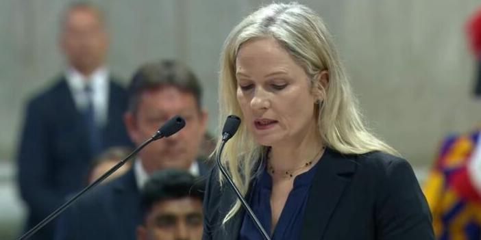 Jornalista brasileira lê oração durante missa pré-conclave; conheça