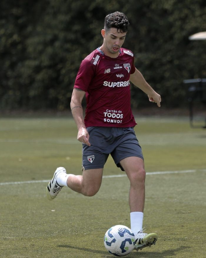Oscar deve ser relacionado no clássico entre São Paulo e Santos, na Vila
