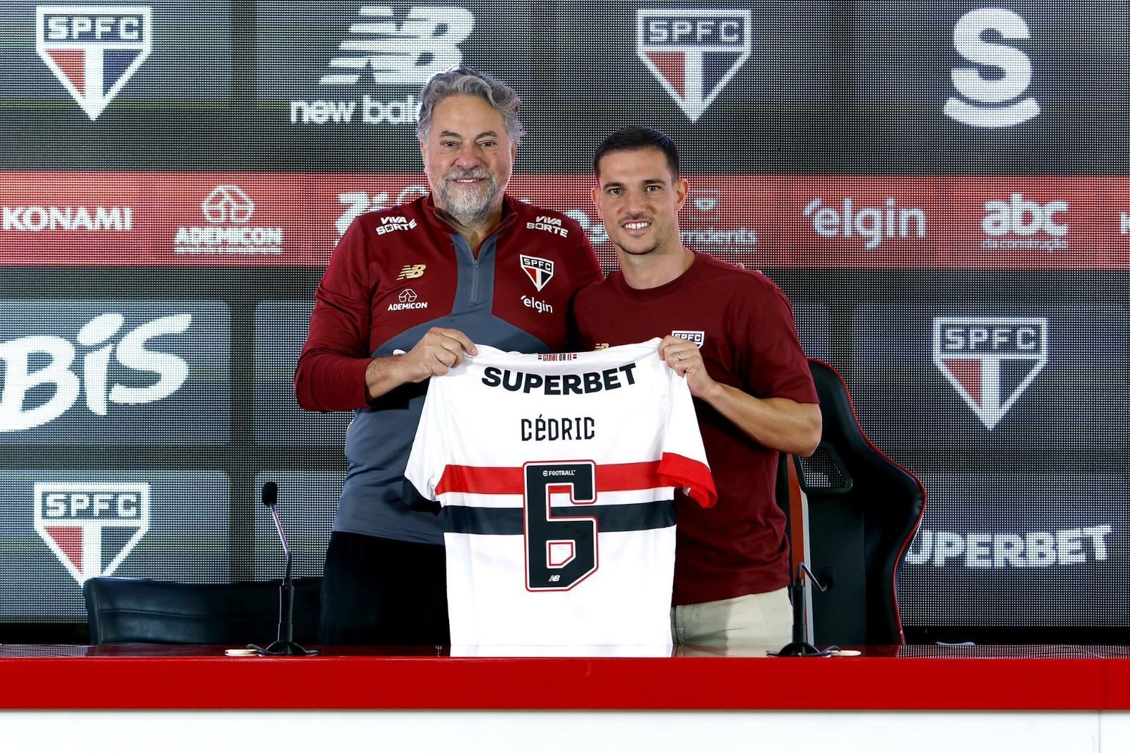 Cédric Soares minimiza contrato curto com o São Paulo e fala sobre futuro