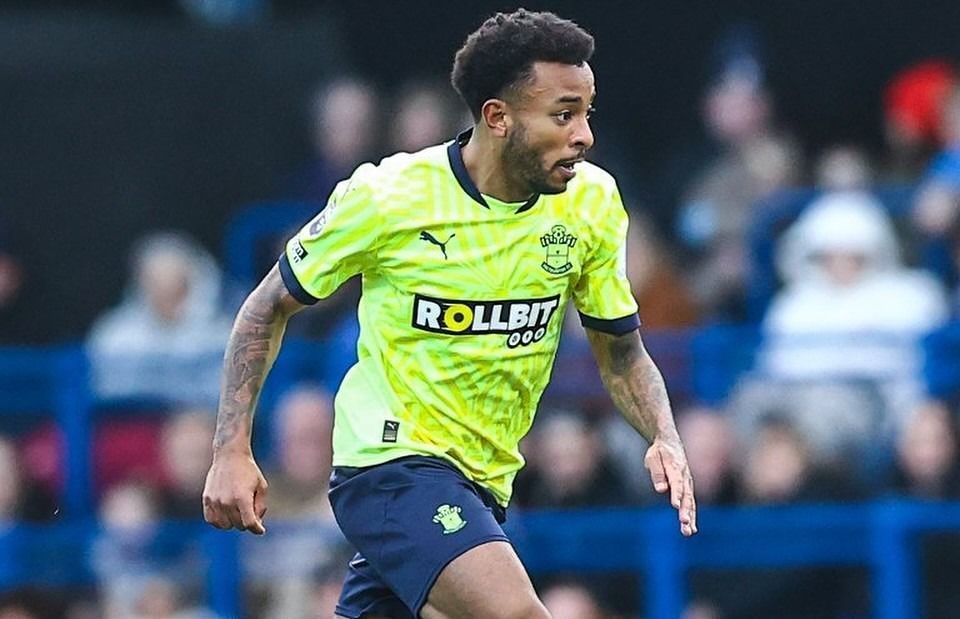 Ex-São Paulo comemora estreia com vitória na Inglaterra