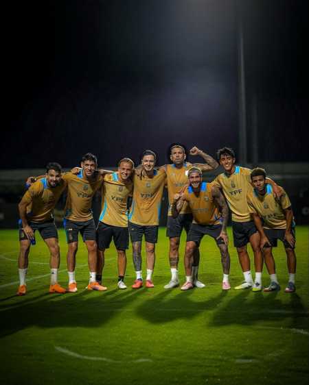 Flaco López e Aníbal Moreno ao lado dos outros convocados da Argentina, como De Paul e Otamendi