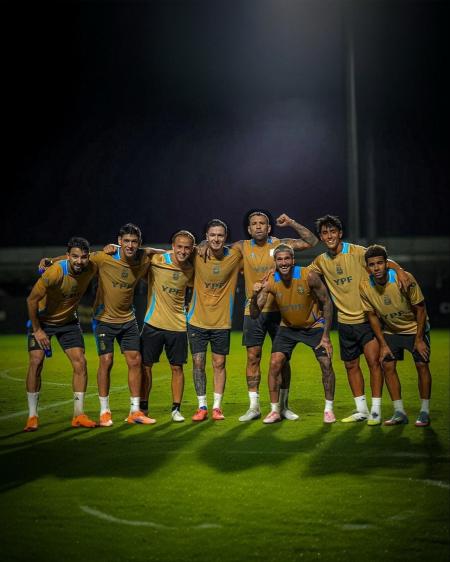 Flaco López e Aníbal Moreno ao lado dos outros convocados da Argentina, como De Paul e Otamendi