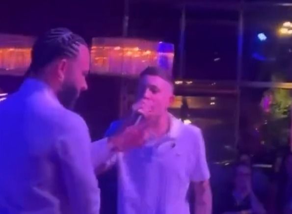 Memphis Depay e MC Hariel cantam em aniversário do atacante do Corinthians; veja