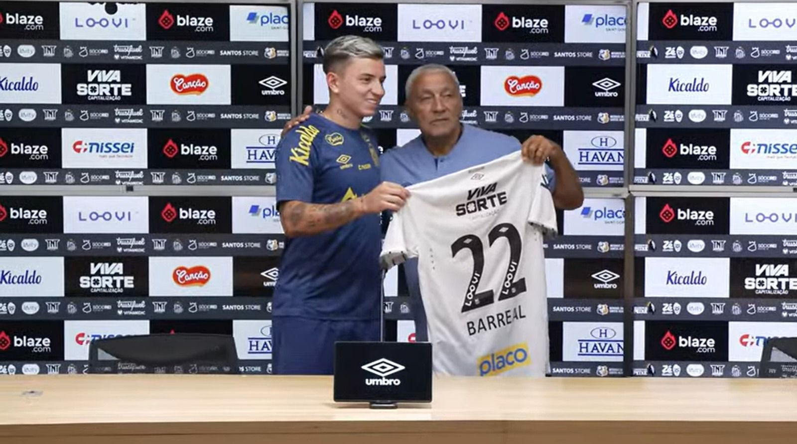 Ex-Cruzeiro, Barreal é apresentado no Santos e afirma que queria ficar no Brasil
