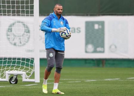 Weverton disputará posição com Carlos Miguel no Palmeiras