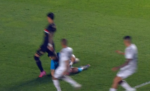 Gabriel Brazão choca o rosto com joelho de Ferreirinha, mas consegue permanecer em campo após atendimento