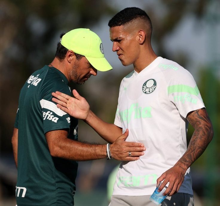 Zagueiro citado por Abel abre possibilidade de deixar o Palmeiras
