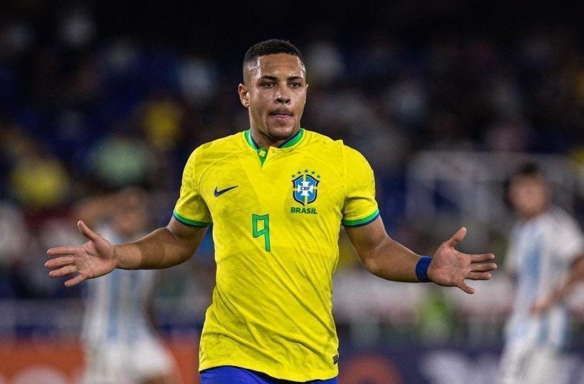 Vitor Roque reage à publicação de Paulinho em treino do Palmeiras