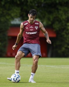 Dinenno estreou pelo São Paulo