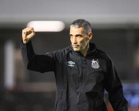 Vojvoda conquistou sua primeira vitória no comando do Santos
