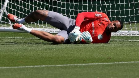 Carlos Miguel no treino da última sexta (17), após lesão de Weverton no Palmeiras
