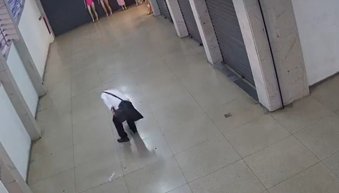 Idoso é visto furtando skate de criança em galeria no Centro de BH; veja vídeo  