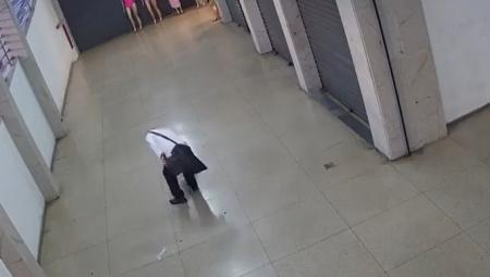 Idoso furtou skate que criança, que é filho de comerciante da galeria, tinha esquecido no local