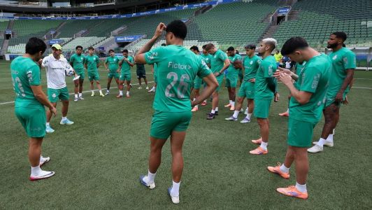 Elenco do Palmeiras recebe instruções do técnico Abel Ferreira