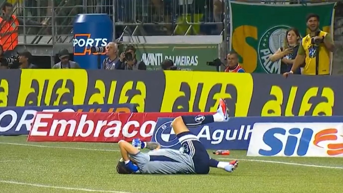 Palmeiras toma atitude sobre torcedor que atirou garrafa em Cássio, do Cruzeiro