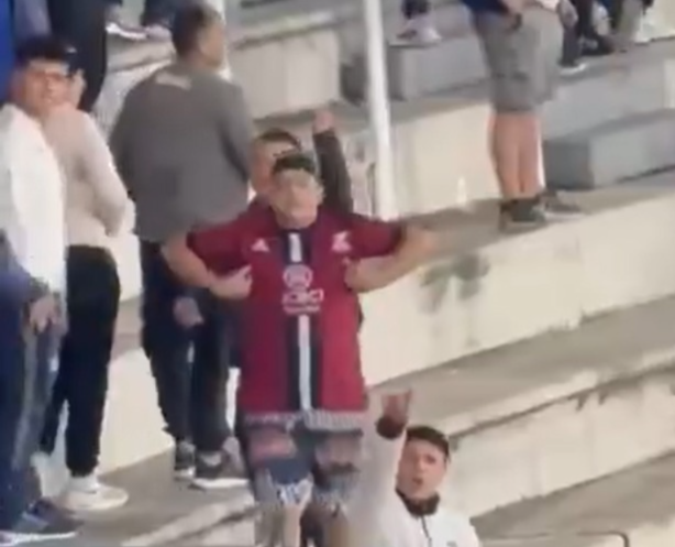 Torcedor do Talleres faz gesto racista para torcida do São Paulo