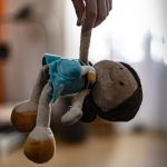 Abandono de incapaz: Pais são indiciados após deixarem filha sozinha em carro durante a virada do ano