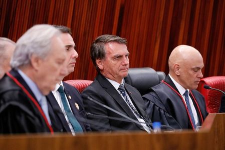 Bolsonaro sentado ao lado de ministros do Supremo Tribunal Federal