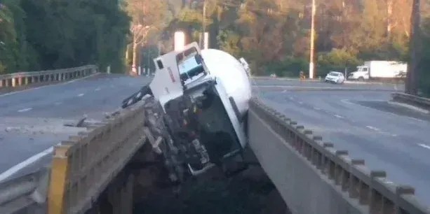 Bombeiros retiram da pista caminhão de gás que ficou suspenso entre duas pontes no RS