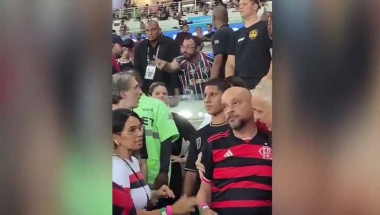 Presidente do Fluminense se desentende com torcedores do Flamengo no Maracanã