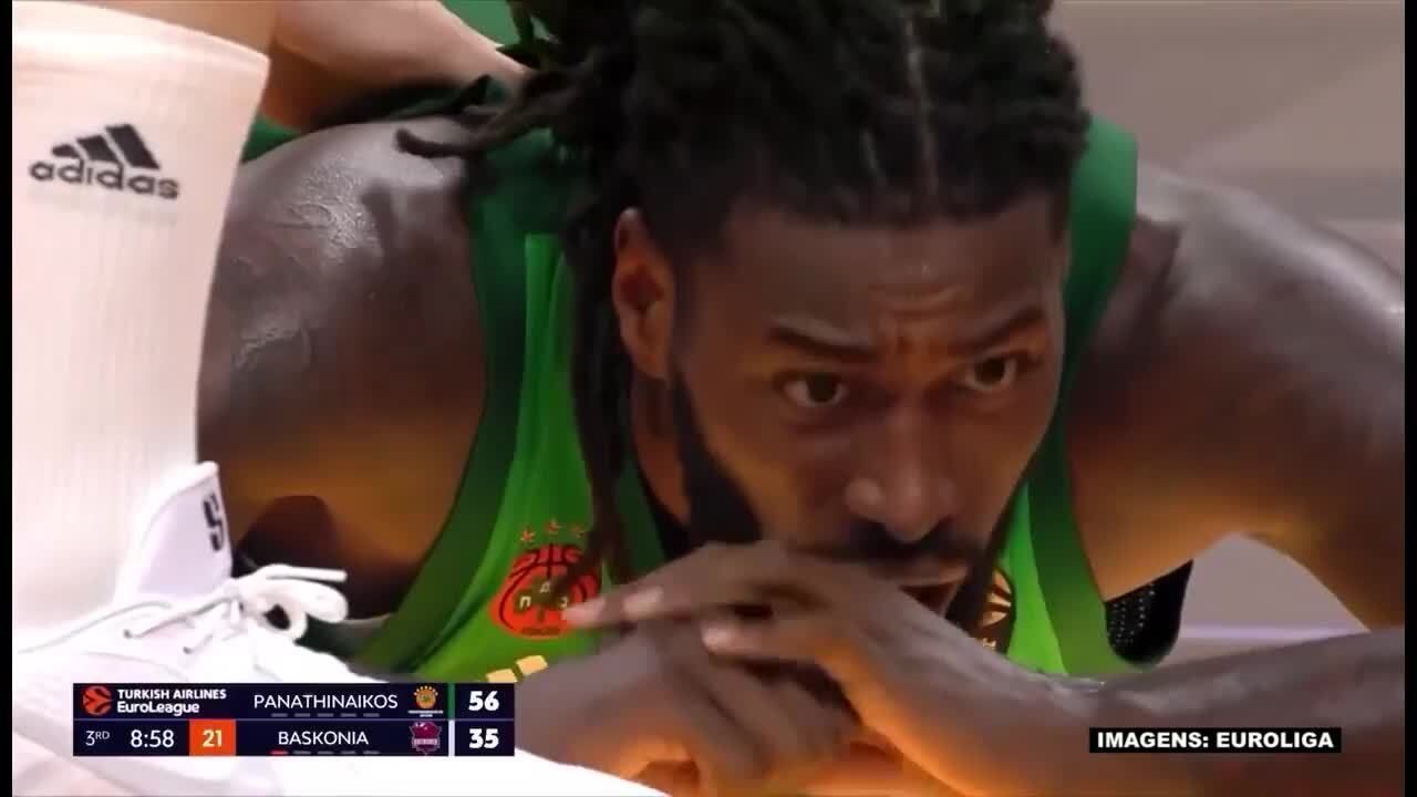Jogador sofre lesão impressionante durante jogo de basquete na Euroliga; vídeo