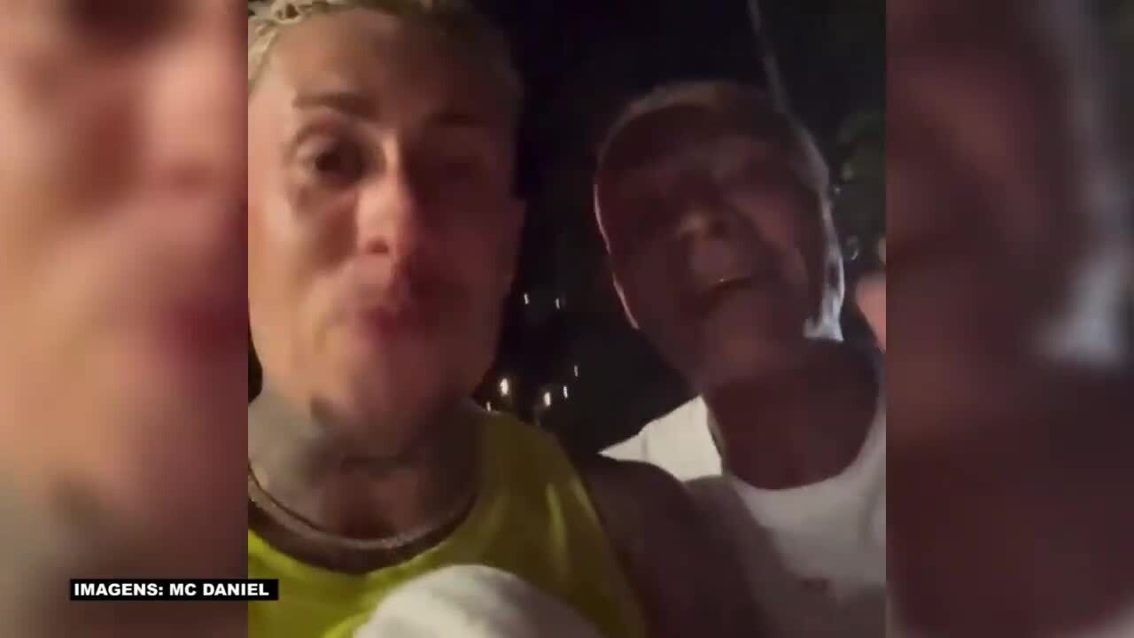 Lenda do futebol bate em carro de MC Daniel, que brinca: 'Estou errado, não tenho Copa'
