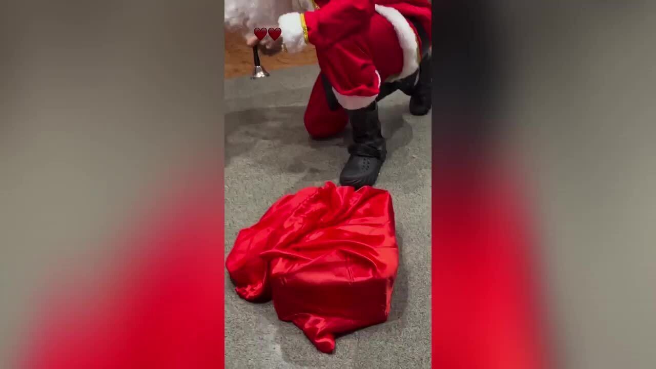 Titular do Atlético se veste de Papai Noel em comemoração de Natal; veja vídeo