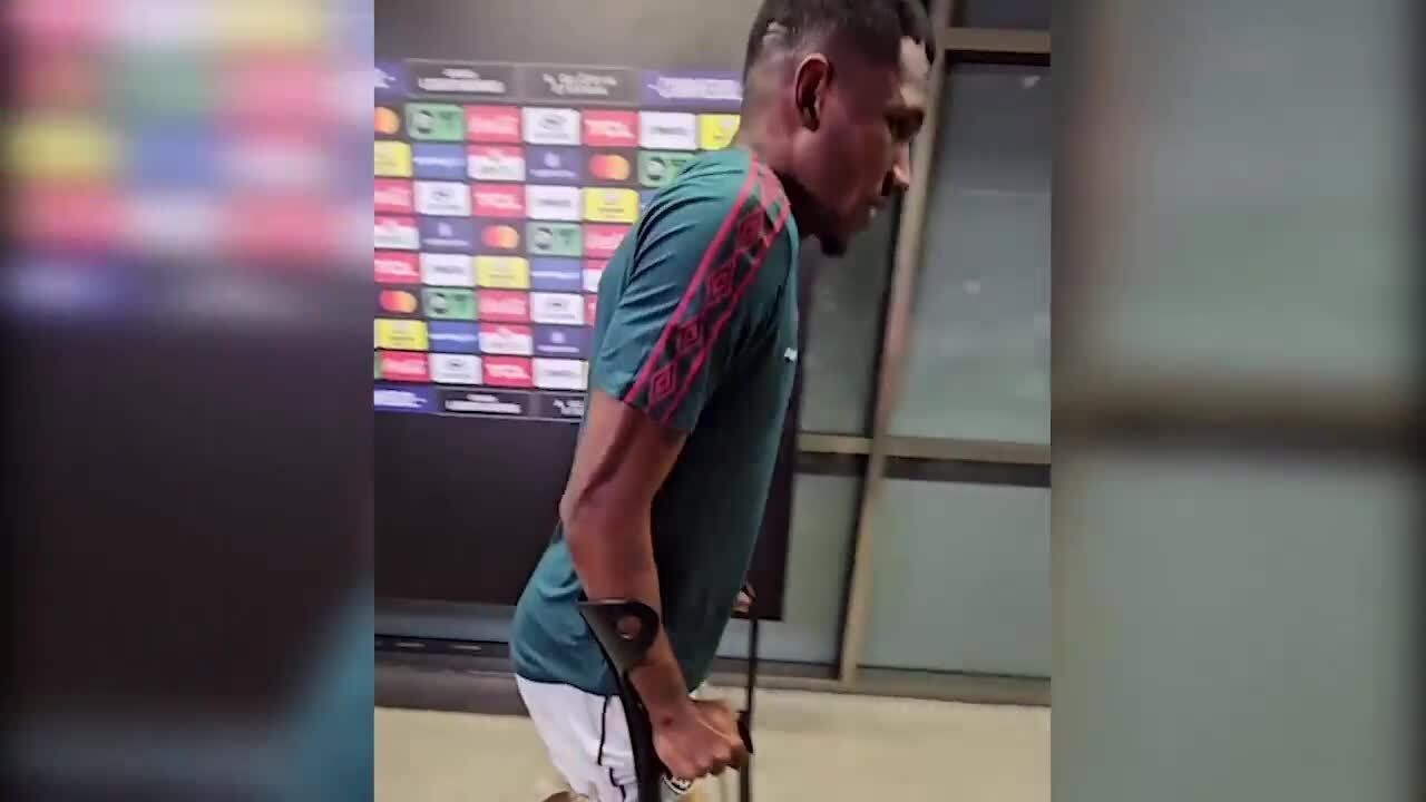 Atacante do Fluminense sofre entorse no joelho e deixa Maracanã de muletas; veja vídeo