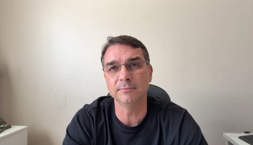 Senador fez uma transmissão ao vivo para defender o pai da prisão preventiva