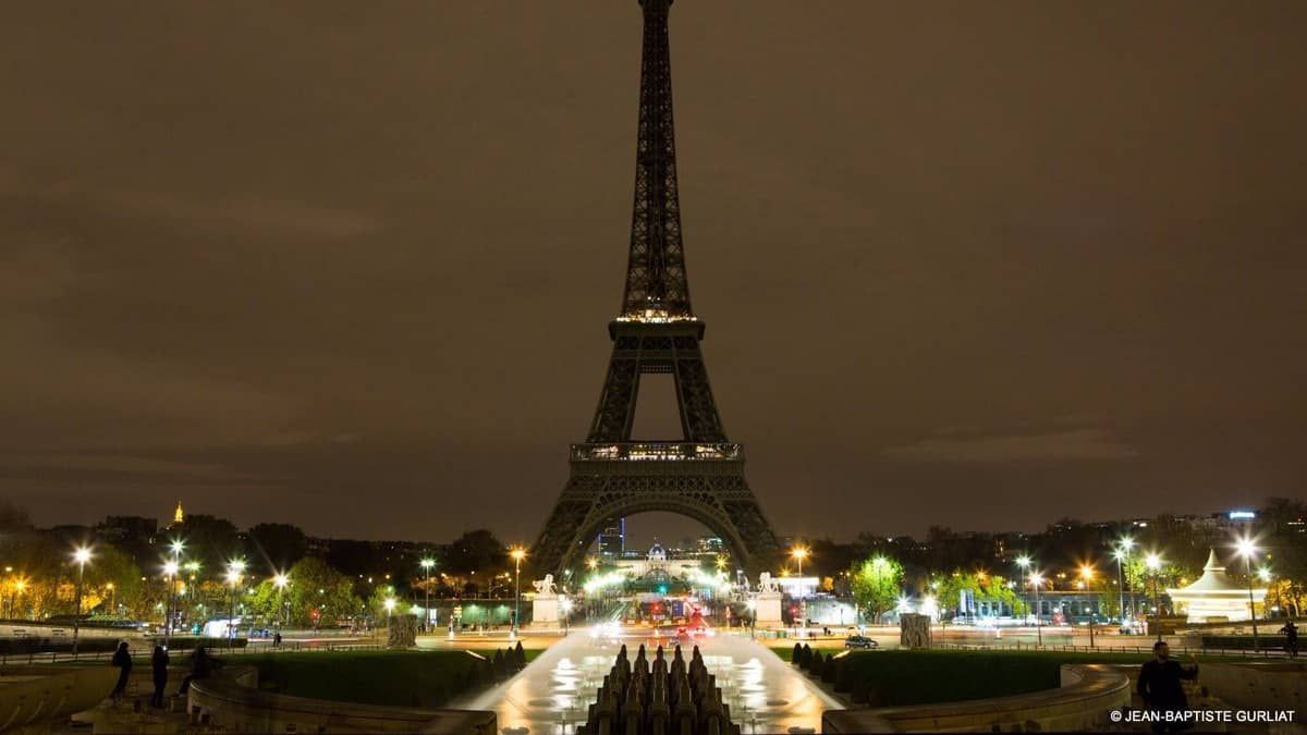 Assista momento que Torre Eiffel desliga as luzes em homenagem às vítimas do terremoto no Marrocos  