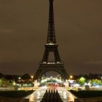 Assista momento que Torre Eiffel desliga as luzes em homenagem às vítimas do terremoto no Marrocos  