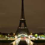 Assista momento que Torre Eiffel desliga as luzes em homenagem às vítimas do terremoto no Marrocos
