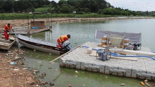 Imagem de arquivo - Lixo na Lagoa da Pampulha