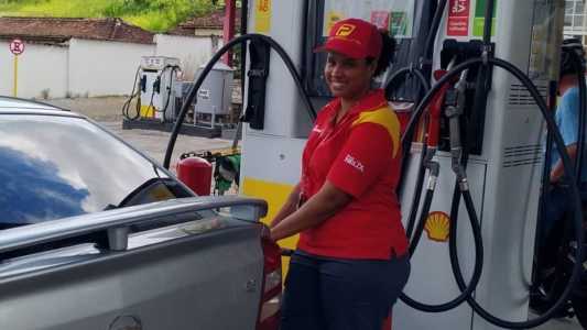 imagem de funcionária do posto de gasolina